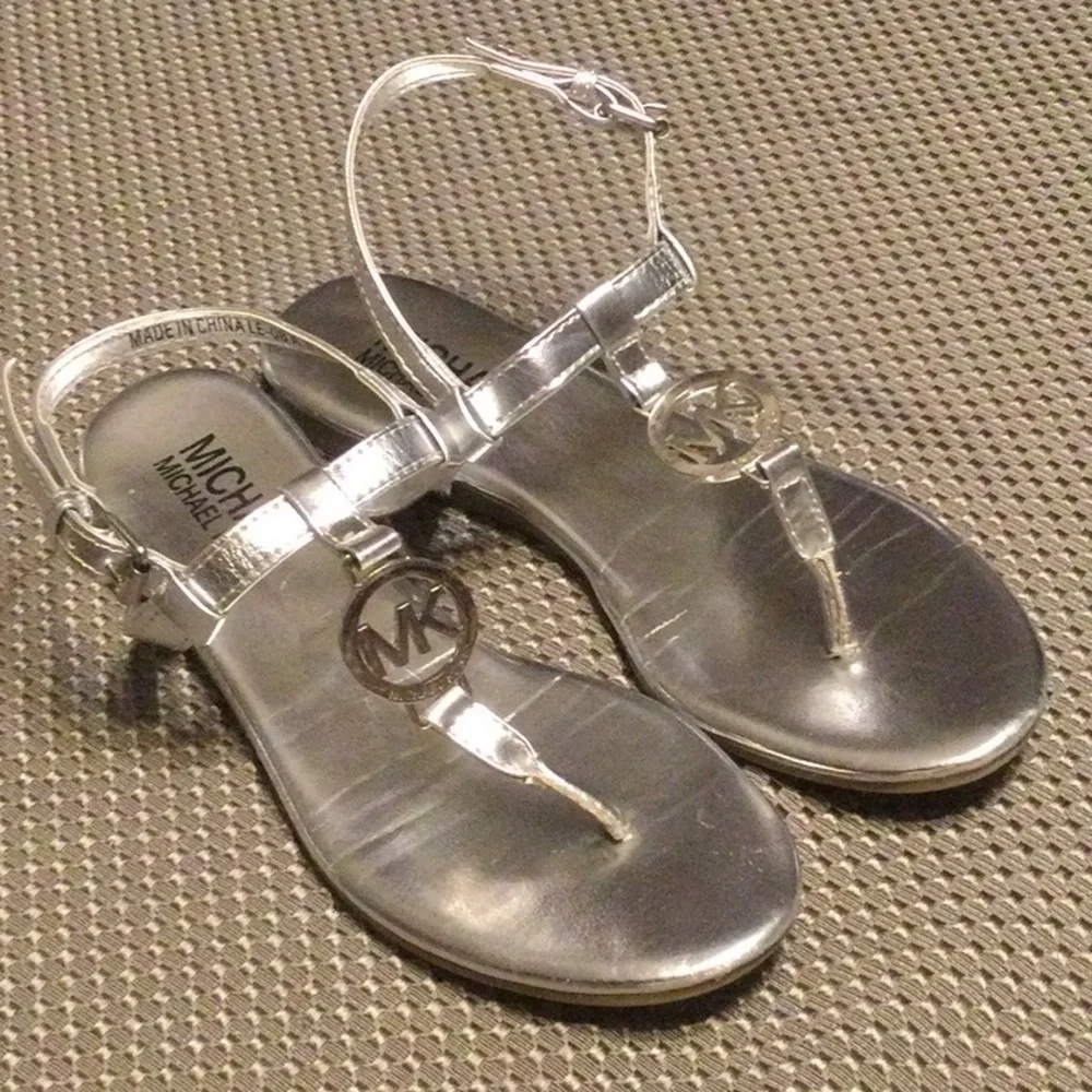 Michael Kors Silver Size 3 Girl’s Sandals. - Picture 1 of 4